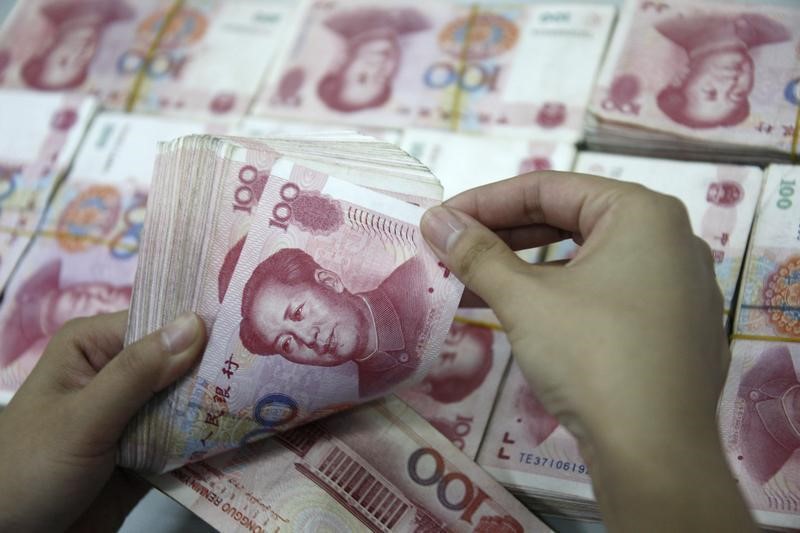 © Reuters.  中国汇市：人民币早盘跌幅收窄，外资套保需求再度推高长端美元掉期