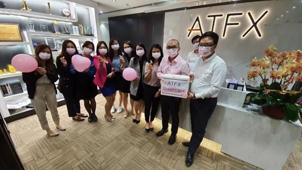 ATFX 首席运营官Jeffrey Siu（右一）带领员工参加粉红日募捐活动 